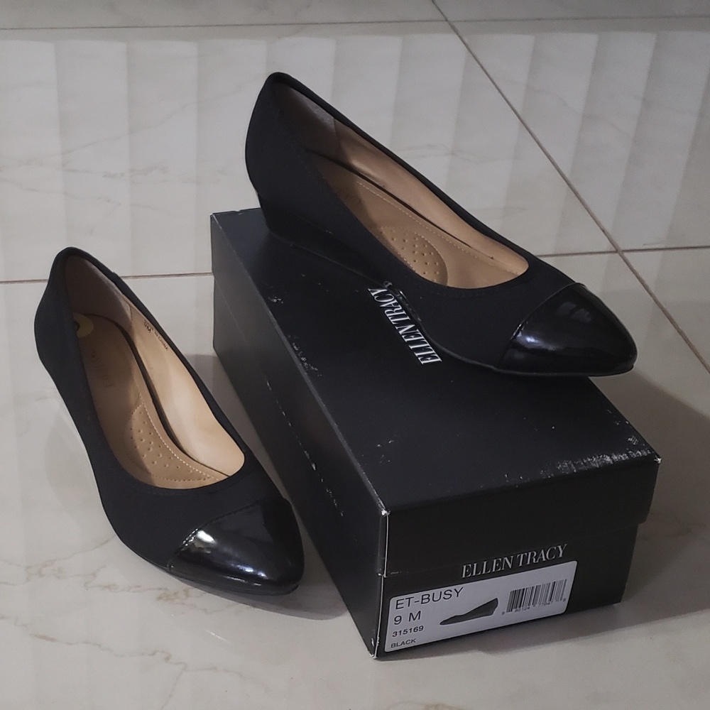 Ellen Tracy pointed pumps